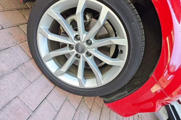 Used Audi A4L 2018 30th Anniversary Edition 40 TFSI Fashion Model Right Front Wheel Hub