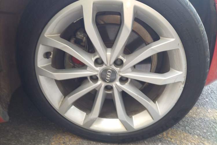 Used Audi A4L 2018 30th Anniversary Edition 40 TFSI Fashion Model Right Front Wheel Hub