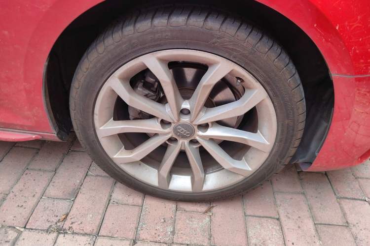 Used Audi A4L 2018 30th Anniversary Edition 40 TFSI Fashion Model Right Front Wheel Hub