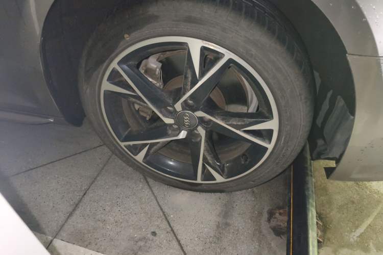 Used Audi A4L 2018 30th Anniversary Edition 30 TFSI Ambition Model Right Front Wheel Hub
