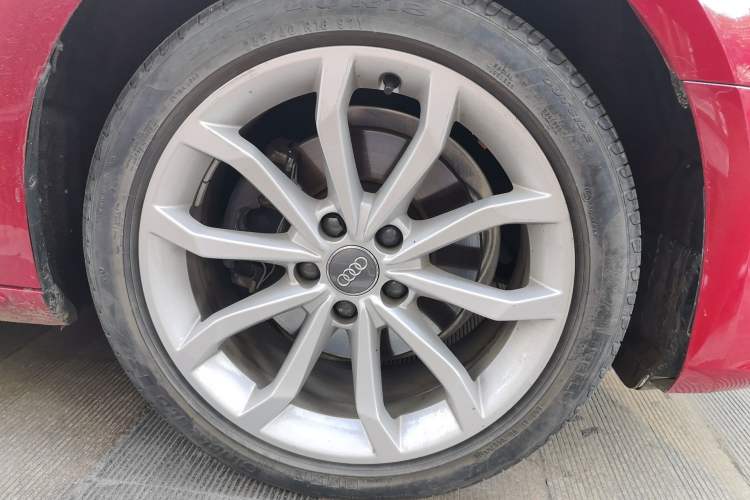 Used Audi A4L 2018 30th Anniversary Edition 40 TFSI Fashion Model Right Front Wheel Hub