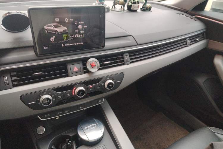 Used Audi A4L 2018 30th Anniversary Edition 40 TFSI Trendy Model Audio And AC Panel
