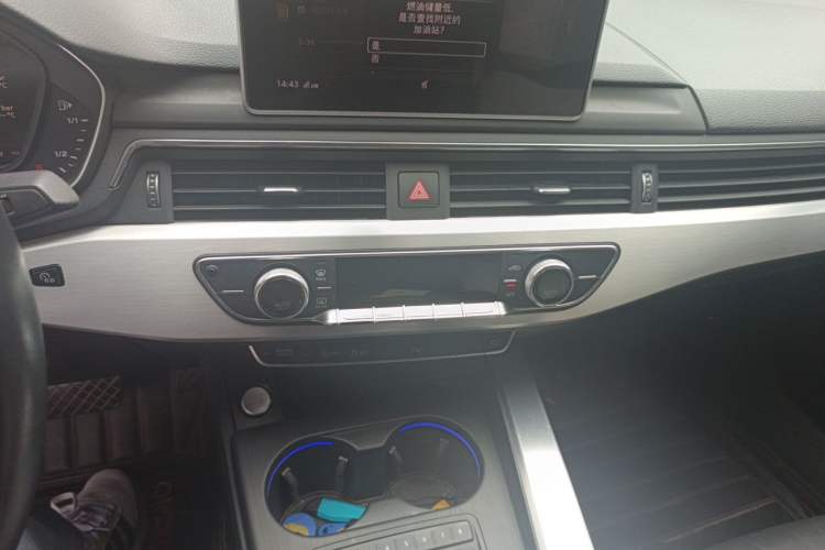 Used Audi A4L 2018 30th Anniversary Edition 40 TFSI Fashion Model Audio And AC Panel