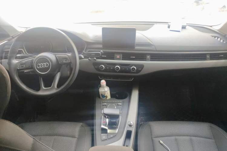 Used Audi A4L 2018 30th Anniversary Edition 40 TFSI Trendy Model Center Console