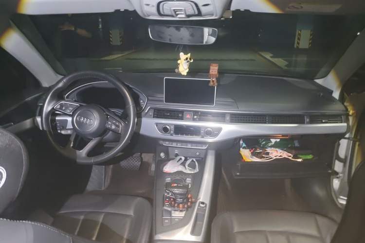 Used Audi A4L 2018 30th Anniversary Edition 40 TFSI Trendy Model Center Console