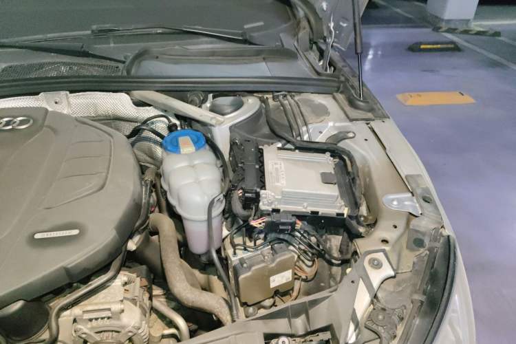 Used Audi A4L 2018 30th Anniversary Edition 40 TFSI Fashion Model Engine Bay Left