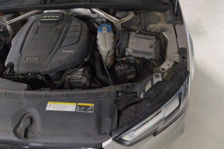 Used Audi A4L 2018 30th Anniversary Edition 40 TFSI Fashion Model Engine Bay Left