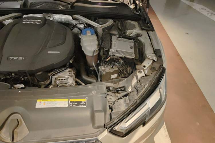 Used Audi A4L 2018 30th Anniversary Edition 40 TFSI Fashion Model Engine Bay Left