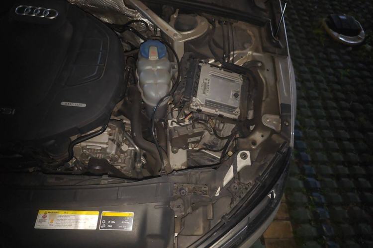 Used Audi A4L 2018 30th Anniversary Edition 40 TFSI Fashion Model Engine Bay Left