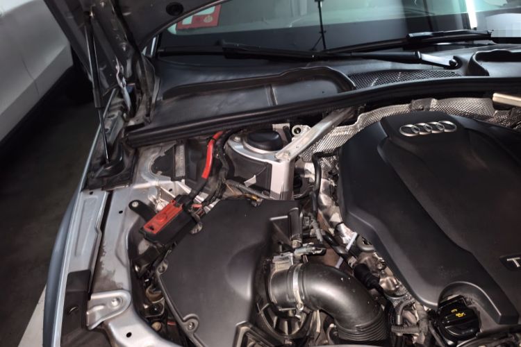 Used Audi A4L 2018 30th Anniversary Edition 40 TFSI Fashion Model Engine Bay Right