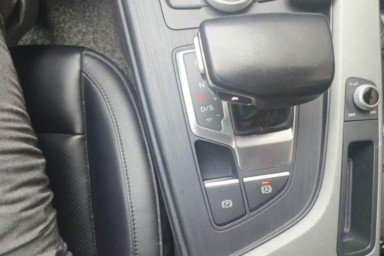 Used Audi A4L 2018 30th Anniversary Edition 40 TFSI Trendy Model Gear Lever
