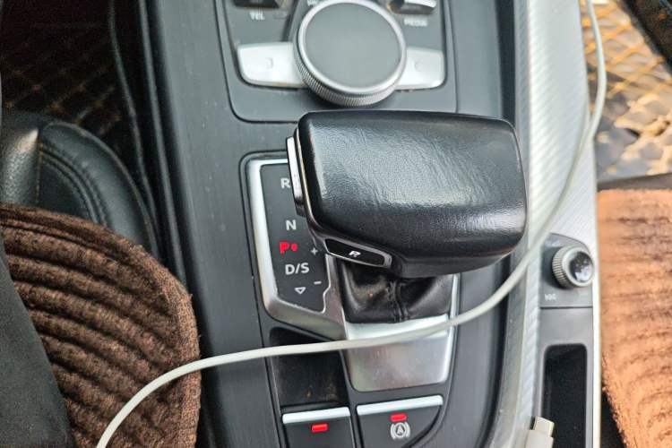 Used Audi A4L 2018 30th Anniversary Edition 40 TFSI Fashion Model Gear Lever