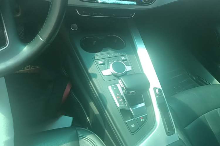 Used Audi A4L 2018 30th Anniversary Edition 40 TFSI Fashion Model Gear Lever