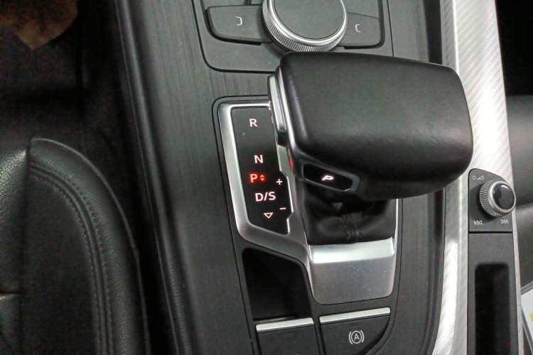 Used Audi A4L 2018 30th Anniversary Edition 40 TFSI Fashion Model Gear Lever
