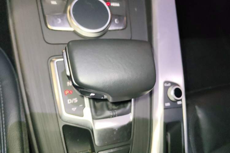 Used Audi A4L 2018 30th Anniversary Edition 40 TFSI Fashion Model Gear Lever