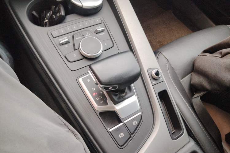 Used Audi A4L 2018 30th Anniversary Edition 40 TFSI Trendy Model Gear Lever