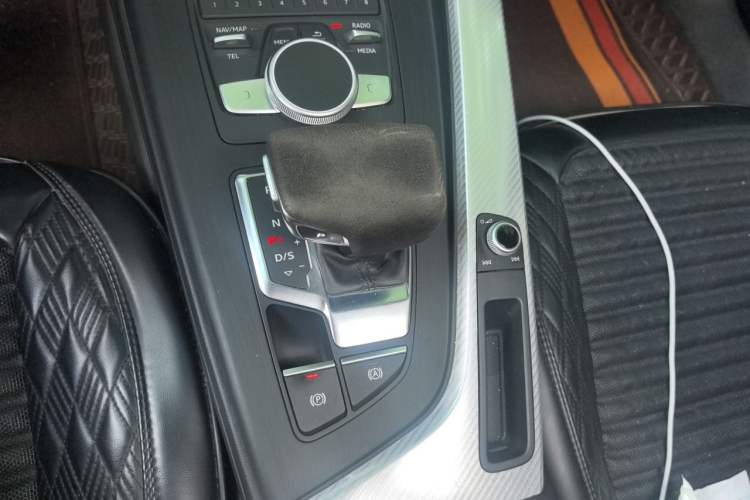 Used Audi A4L 2018 30th Anniversary Edition 40 TFSI Fashion Model Gear Lever