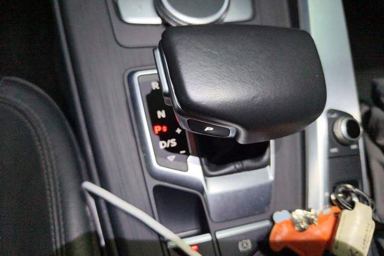 Used Audi A4L 2018 30th Anniversary Edition 40 TFSI Fashion Model Gear Lever