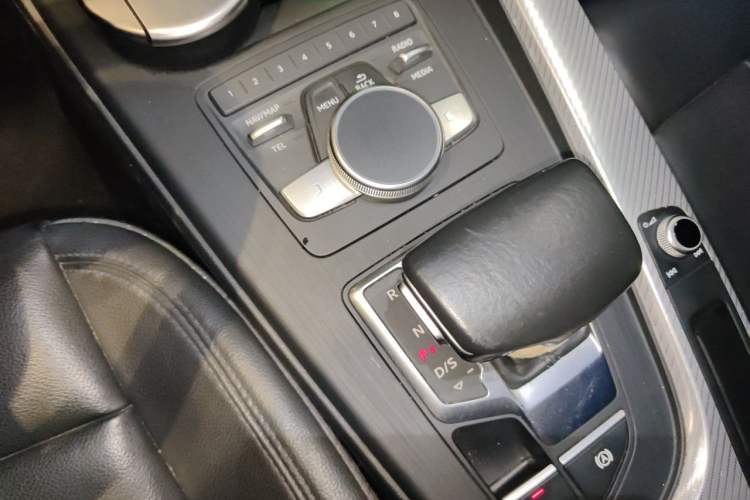 Used Audi A4L 2018 30th Anniversary Edition 40 TFSI Fashion Model Gear Lever