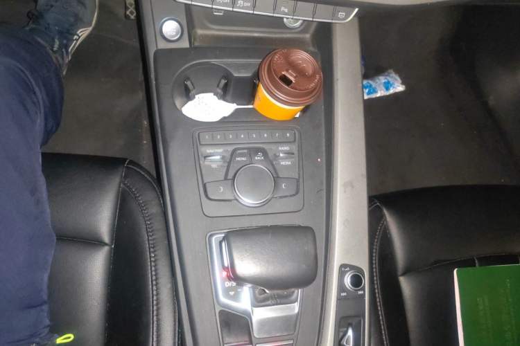 Used Audi A4L 2018 30th Anniversary Edition 40 TFSI Trendy Model Gear Lever