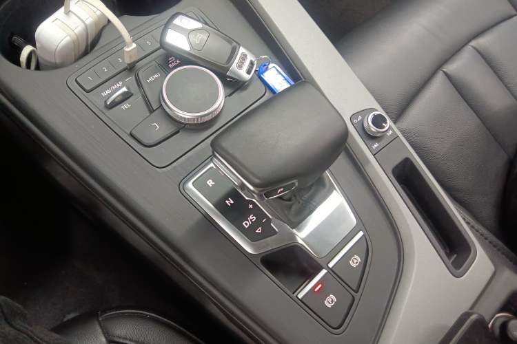 Used Audi A4L 2018 30th Anniversary Edition 40 TFSI Trendy Model Gear Lever