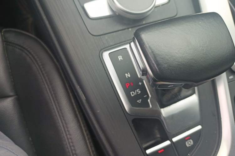 Used Audi A4L 2018 30th Anniversary Edition 40 TFSI Fashion Model Gear Lever