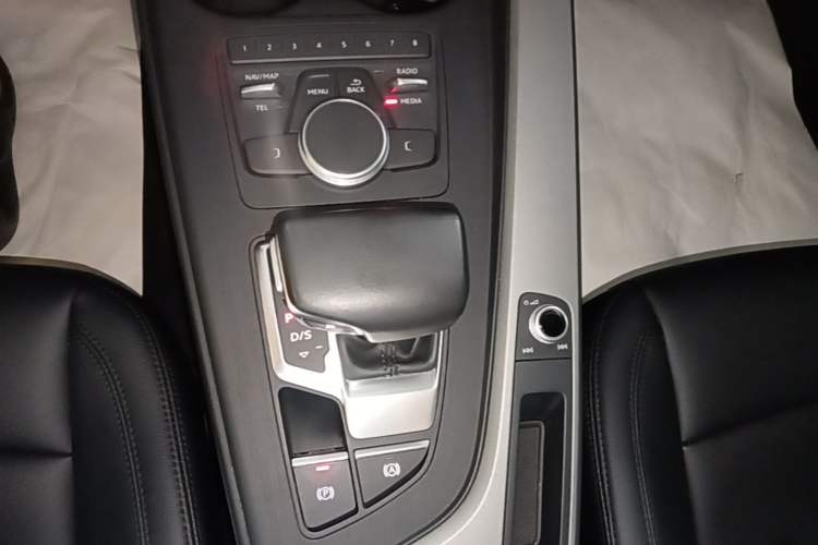 Used Audi A4L 2018 30th Anniversary Edition 40 TFSI Trendy Model Gear Lever
