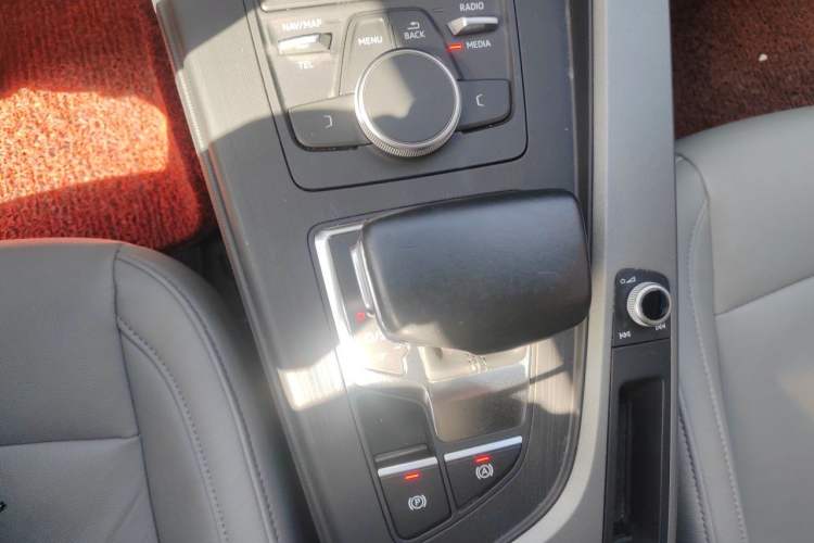 Used Audi A4L 2018 30th Anniversary Edition 40 TFSI Trendy Model Gear Lever