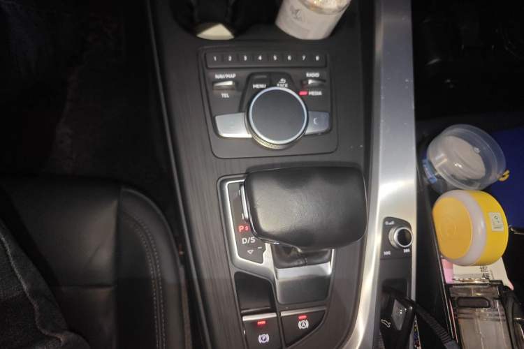 Used Audi A4L 2018 30th Anniversary Edition 40 TFSI Fashion Model Gear Lever