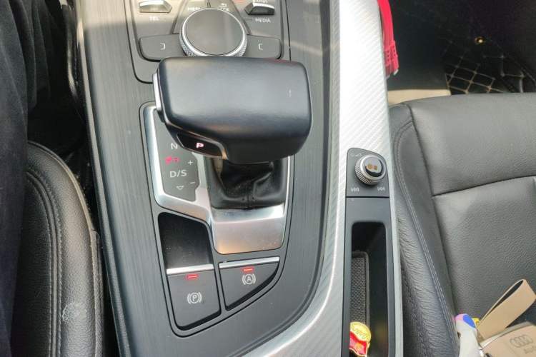 Used Audi A4L 2018 30th Anniversary Edition 40 TFSI Fashion Model Gear Lever