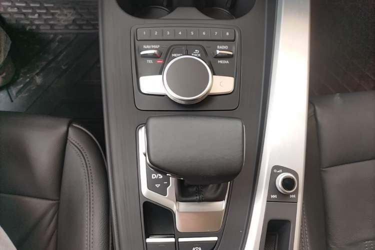 Used Audi A4L 2018 30th Anniversary Edition 40 TFSI Fashion Model Gear Lever