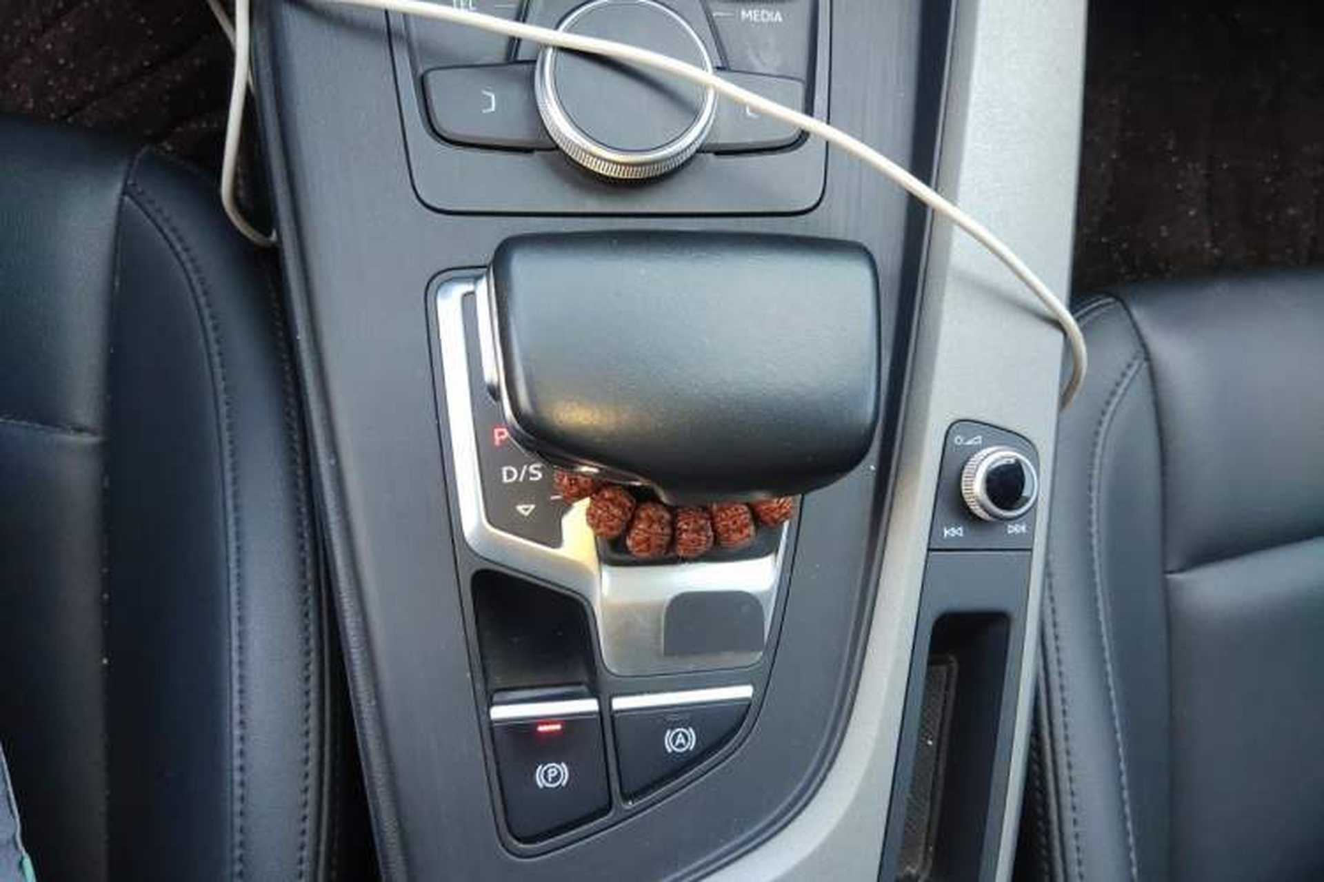 Used Audi A4L 2018 30th Anniversary Edition 40 TFSI Trendy Model Gear Lever