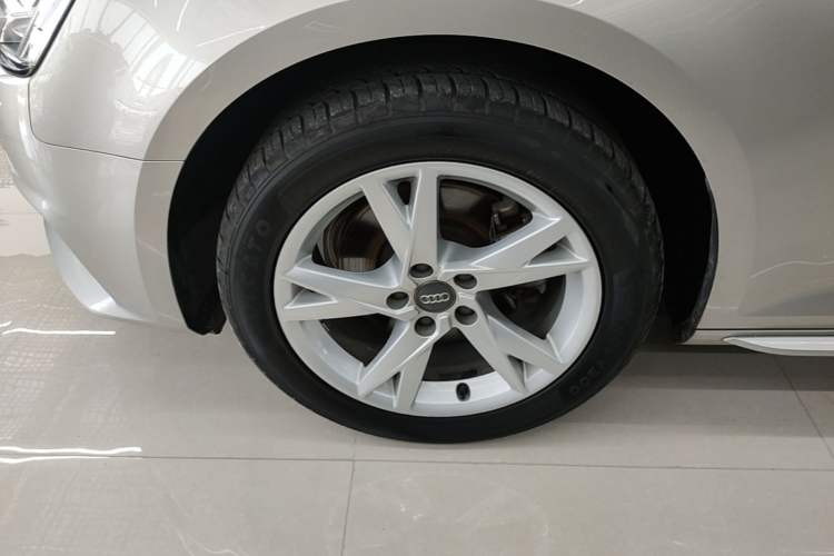 Used Audi A4L 2018 30th Anniversary Edition 40 TFSI Trendy Model Left Front Wheel Hub