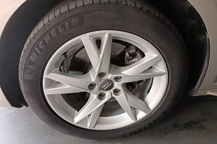 Used Audi A4L 2018 30th Anniversary Edition 40 TFSI Trendy Model Left Front Wheel Hub