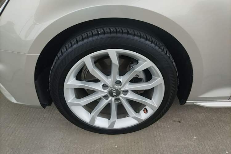 Used Audi A4L 2018 30th Anniversary Edition 40 TFSI Fashion Model Left Front Wheel Hub
