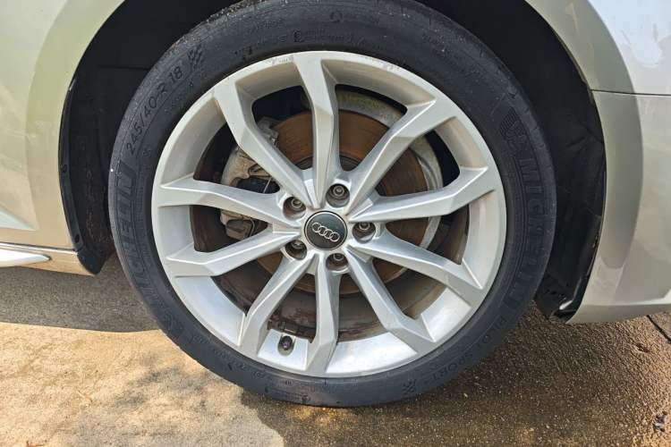 Used Audi A4L 2018 30th Anniversary Edition 40 TFSI Fashion Model Right Front Wheel Hub