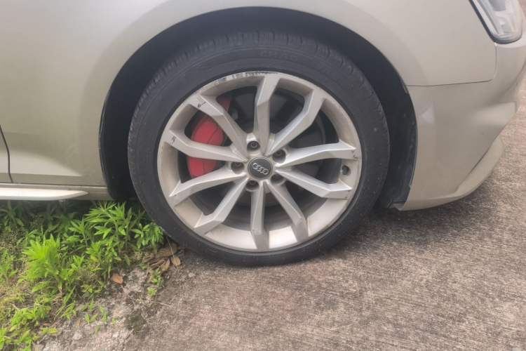 Used Audi A4L 2018 30th Anniversary Edition 45 TFSI quattro Individual Sport Edition Right Front Wheel Hub