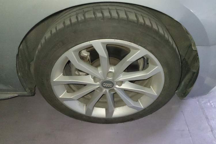 Used Audi A4L 2018 30th Anniversary Edition 40 TFSI Fashion Model Right Front Wheel Hub