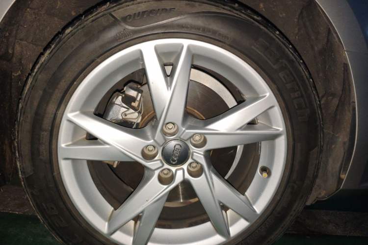 Used Audi A4L 2018 30th Anniversary Edition 40 TFSI Trendy Model Right Front Wheel Hub