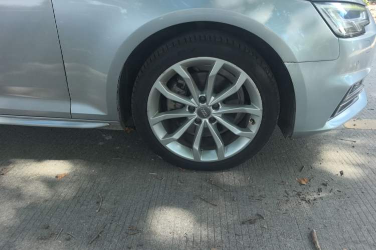 Used Audi A4L 2018 30th Anniversary Edition 40 TFSI Fashion Model Right Front Wheel Hub