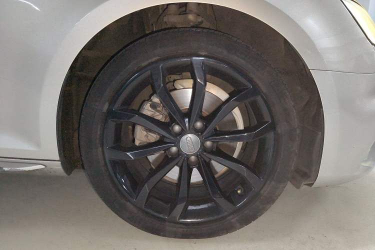 Used Audi A4L 2018 30th Anniversary Edition 40 TFSI Fashion Model Right Front Wheel Hub