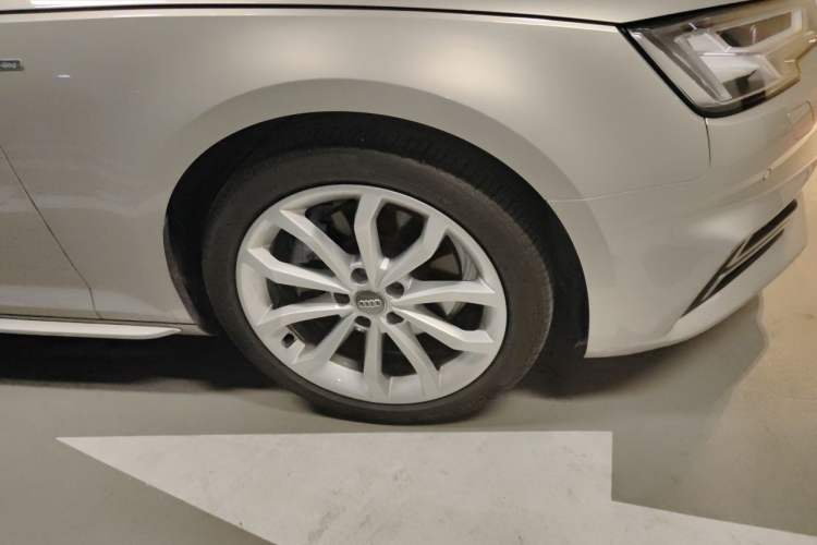 Used Audi A4L 2018 30th Anniversary Edition 40 TFSI Fashion Model Right Front Wheel Hub