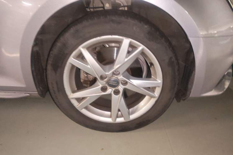 Used Audi A4L 2018 30th Anniversary Edition 40 TFSI Trendy Model Right Front Wheel Hub