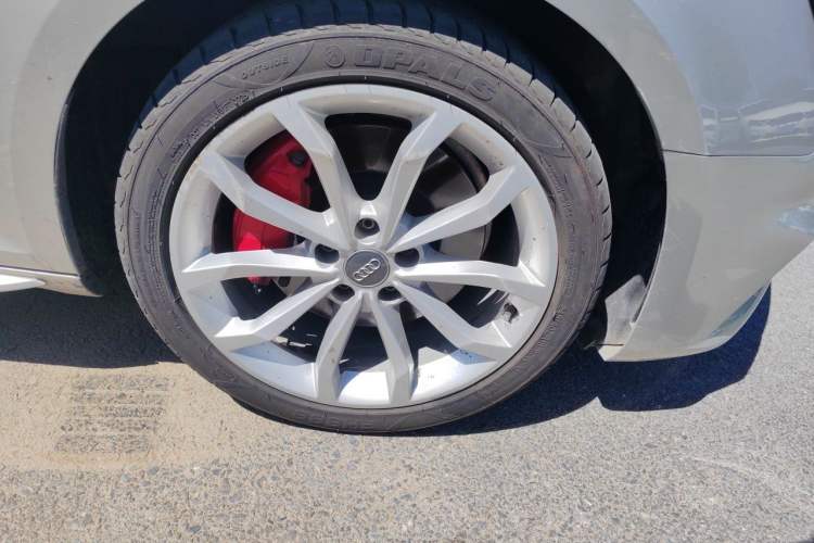 Used Audi A4L 2018 30th Anniversary Edition 45 TFSI quattro Individual Sport Edition Right Front Wheel Hub