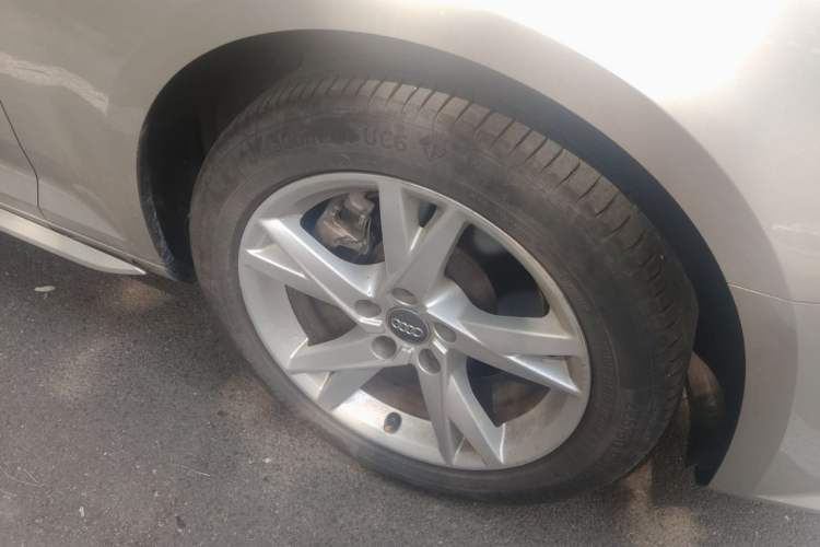 Used Audi A4L 2018 30th Anniversary Edition 40 TFSI Trendy Model Right Front Wheel Hub