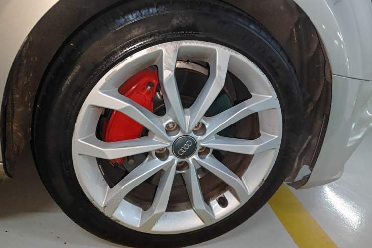 Used Audi A4L 2018 30th Anniversary Edition 45 TFSI quattro Individual Sport Edition Right Front Wheel Hub