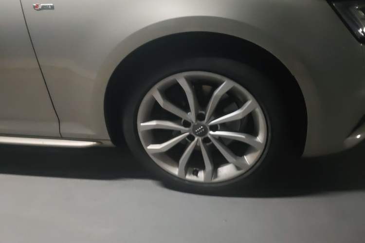 Used Audi A4L 2018 30th Anniversary Edition 40 TFSI Trendy Model Right Front Wheel Hub