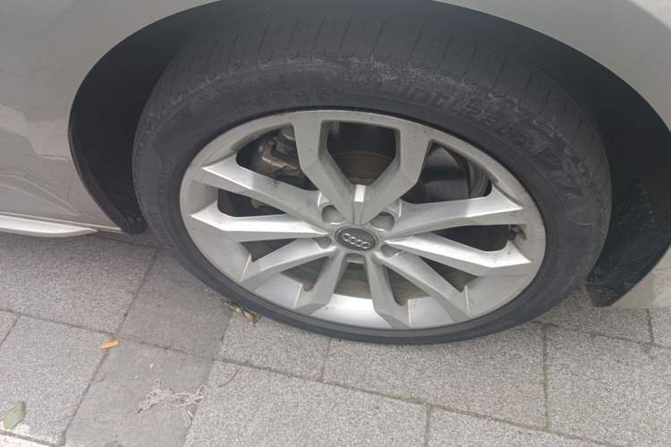 Used Audi A4L 2018 30th Anniversary Edition 40 TFSI Fashion Model Right Front Wheel Hub