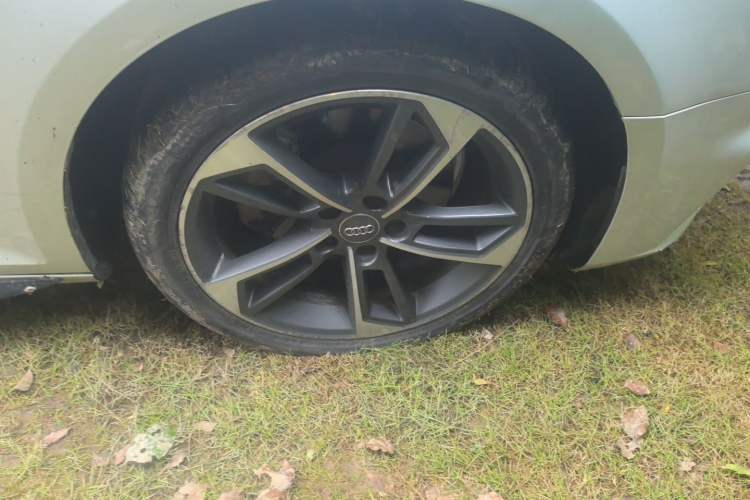 Used Audi A4L 2018 30th Anniversary Edition 40 TFSI Fashion Model Right Front Wheel Hub