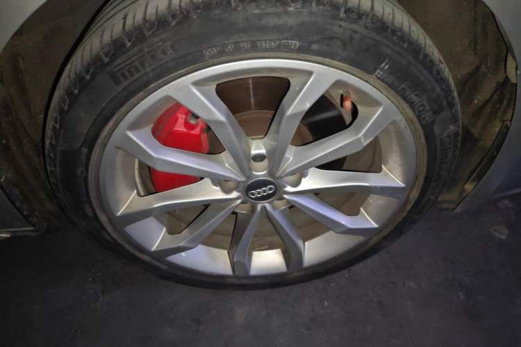 Used Audi A4L 2018 30th Anniversary Edition 45 TFSI quattro Individual Sport Edition Right Front Wheel Hub